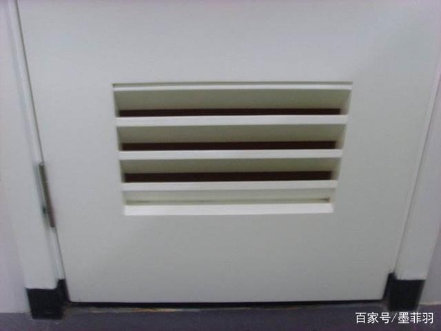 衛(wèi)生間裝什么門(mén)不發(fā)霉？看人家直接在門(mén)上裝百葉窗！換氣扇都不用